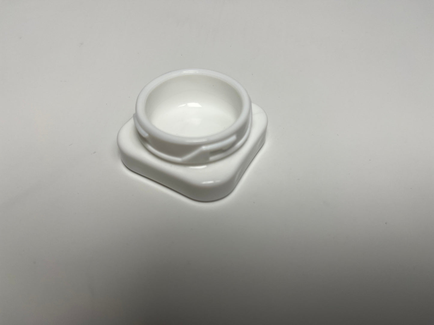 9ml white opaque concentrate jar with white CR lid